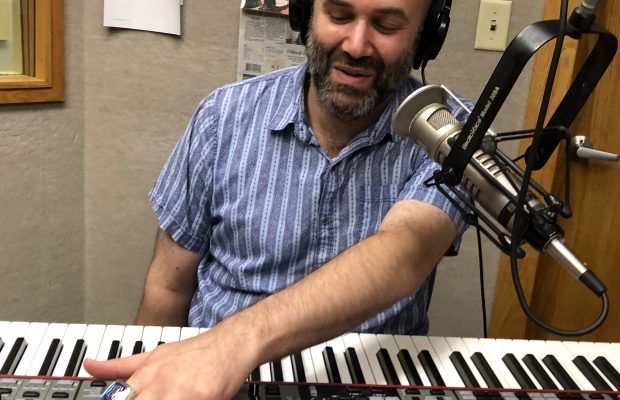 The Red Sox Organist Makes Newman Kiss The Ring